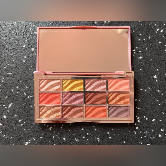 CIATÉ LONDON | Velvet Eyeshadow Palette - Picture 5 of 6